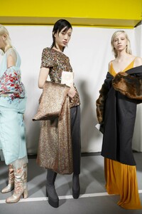 backstage-defile-dries-van-noten-automne-hiver-2019-2020-paris-coulisses-149.thumb.jpg.b8e1797773e964bd09e3964af5a6850b.jpg