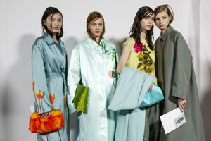 backstage-defile-dries-van-noten-automne-hiver-2019-2020-paris-coulisses-72.thumb.jpg.8808daf509f030577983a1d39f631bd9.jpg
