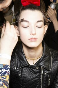backstage-defile-emilia-wickstead-automne-hiver-2019-2020-londres-coulisses-4.thumb.jpg.84e2011441eb3a878394a07401f407fa.jpg