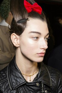 backstage-defile-emilia-wickstead-automne-hiver-2019-2020-londres-coulisses-5.thumb.jpg.233aac6f002f2b383c395ef0bcdcb063.jpg