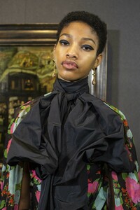 backstage-defile-erdem-automne-hiver-2019-2020-londres-coulisses-120.thumb.jpg.8d9fd48f1e51f263f036813b08bccc8c.jpg