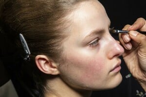 backstage-defile-erdem-automne-hiver-2019-2020-londres-coulisses-7.thumb.jpg.0ec8a10251406e5b517834e40efe2446.jpg