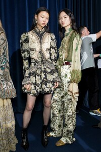 backstage-defile-etro-automne-hiver-2019-2020-milan-coulisses-117.thumb.jpg.df55541f7d6329c72090dd3c37f876ad.jpg