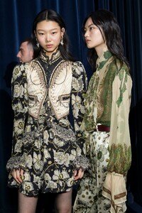 backstage-defile-etro-automne-hiver-2019-2020-milan-coulisses-118.thumb.jpg.01fdf8f8f57828711e661f7ae7753c98.jpg