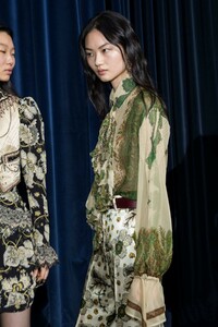 backstage-defile-etro-automne-hiver-2019-2020-milan-coulisses-119.thumb.jpg.9fb8479260ac25260d9f06e7676e10fd.jpg