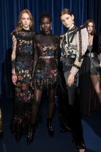 backstage-defile-etro-automne-hiver-2019-2020-milan-coulisses-146.thumb.jpg.c45d8849103485ca2c493b09a9a2dfd2.jpg