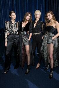 backstage-defile-etro-automne-hiver-2019-2020-milan-coulisses-151.thumb.jpg.246f8c71fcd50668d672e638da72aa14.jpg