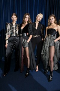 backstage-defile-etro-automne-hiver-2019-2020-milan-coulisses-152.thumb.jpg.a07231efff9534cbdd0db0a3980b127b.jpg