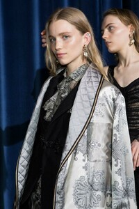 backstage-defile-etro-automne-hiver-2019-2020-milan-coulisses-153.thumb.jpg.6b1393f1eee497a1d83854c23a7f6be1.jpg