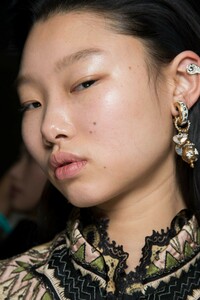 backstage-defile-etro-automne-hiver-2019-2020-milan-coulisses-19.thumb.jpg.7397acf42a7dc7d36d2b2916ce37a8cc.jpg
