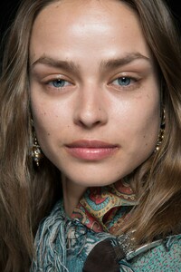 backstage-defile-etro-automne-hiver-2019-2020-milan-coulisses-28.thumb.jpg.4a27b104612a47a6b2ff17ae7f802fcb.jpg