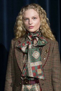 backstage-defile-etro-automne-hiver-2019-2020-milan-coulisses-95.thumb.jpg.44fef7dea2cf4674315ace5a03ca8483.jpg