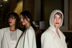 backstage-defile-genny-automne-hiver-2019-2020-milan-coulisses-102.thumb.jpg.6c732ed3cd5e131152439d77b0b914a7.jpg