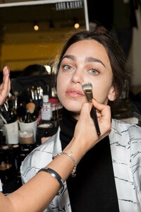 backstage-defile-genny-automne-hiver-2019-2020-milan-coulisses-6.thumb.jpg.bee0b8fd7206b66e9c31fba291232d56.jpg