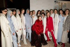 backstage-defile-genny-automne-hiver-2019-2020-milan-coulisses-91.thumb.jpg.06c54b50e4cb005798d8d7c241d91b4d.jpg