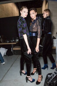 backstage-defile-giorgio-armani-automne-hiver-2019-2020-milan-coulisses-300.thumb.jpg.111c6b190f3f84fd9f13e409b5b69e87.jpg