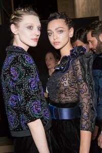 backstage-defile-giorgio-armani-automne-hiver-2019-2020-milan-coulisses-301.thumb.jpg.7abac2ae5a698e76f7e4beb599e42822.jpg