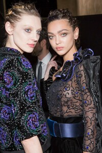 backstage-defile-giorgio-armani-automne-hiver-2019-2020-milan-coulisses-302.thumb.jpg.2c088cf72608c5b447417443e4b254fc.jpg