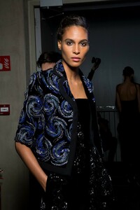 backstage-defile-giorgio-armani-automne-hiver-2019-2020-milan-coulisses-42.thumb.jpg.f32a7fad7aad294322294df2c6f08a9d.jpg