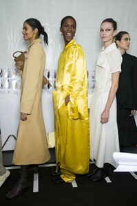 backstage-defile-jil-sander-automne-hiver-2019-2020-milan-coulisses-184.thumb.jpg.d676b495d2f7f958eb4a09a20360ef5b.jpg