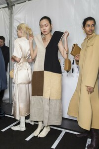 backstage-defile-jil-sander-automne-hiver-2019-2020-milan-coulisses-37.thumb.jpg.c485b2cf0b0ae6a036884f7d4d235eaf.jpg
