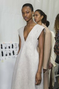 backstage-defile-jil-sander-automne-hiver-2019-2020-milan-coulisses-48.thumb.jpg.2e747469bde6cd54984223f8a8bdf99a.jpg