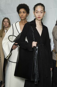 backstage-defile-jil-sander-automne-hiver-2019-2020-milan-coulisses-71.thumb.jpg.19cc304f56247088adeea6f0a0d608de.jpg