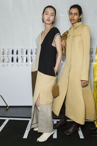 backstage-defile-jil-sander-automne-hiver-2019-2020-milan-coulisses-94.thumb.jpg.233a3b6db52d763c434efea49a29f63a.jpg