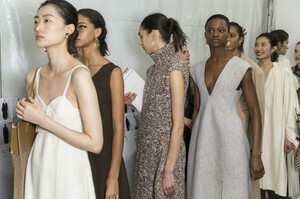backstage-defile-jil-sander-automne-hiver-2019-2020-milan-coulisses-97.thumb.jpg.6666cf52391c6ea1458d0f0c4fe7f5bb.jpg