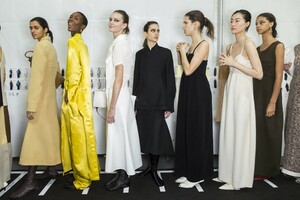 backstage-defile-jil-sander-automne-hiver-2019-2020-milan-coulisses-98.thumb.jpg.39f74b9e37cac50212bb006614eb758b.jpg