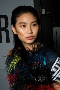 backstage-defile-koche-automne-hiver-2019-2020-paris-coulisses-141.thumb.jpg.f4dae761af524d669c704fb1df95883b.jpg