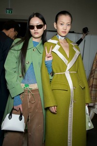 backstage-defile-lanvin-automne-hiver-2019-2020-paris-coulisses-9.thumb.jpg.5e5fe3fc031dc6b30beeec6ca01fd0ec.jpg