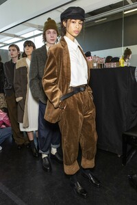 backstage-defile-margaret-howell-automne-hiver-2019-2020-londres-coulisses-46.thumb.jpg.3ebf863ef0b1a07d3c6c1f3204f1ff3f.jpg