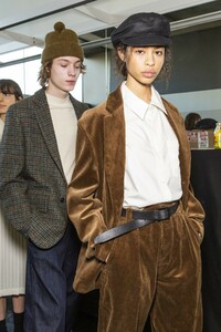 backstage-defile-margaret-howell-automne-hiver-2019-2020-londres-coulisses-47.thumb.jpg.dfc799f208c48a8a45359439bbbc3e17.jpg