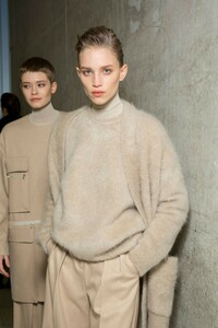 backstage-defile-max-mara-automne-hiver-2019-2020-milan-coulisses-102.thumb.jpg.676d6d9336bf4f4ca7d3111d54b72652.jpg