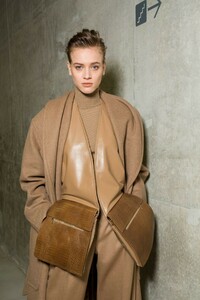 backstage-defile-max-mara-automne-hiver-2019-2020-milan-coulisses-104.thumb.jpg.069f163d1a895e962e4e2f63925da8e9.jpg