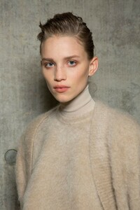 backstage-defile-max-mara-automne-hiver-2019-2020-milan-coulisses-17.thumb.jpg.c520fefe03dd3e5da386554ab44a15b4.jpg