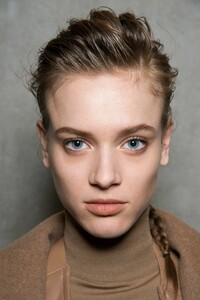 backstage-defile-max-mara-automne-hiver-2019-2020-milan-coulisses-179.thumb.jpg.34e0a27b1b32d0c74cc9f288511d2276.jpg
