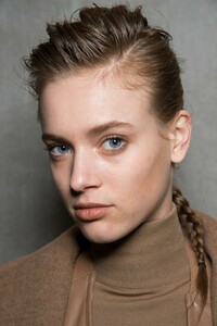 backstage-defile-max-mara-automne-hiver-2019-2020-milan-coulisses-180.thumb.jpg.ed6be6d7d10d1df3cfce11b0633aa5b1.jpg