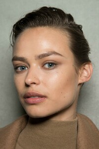 backstage-defile-max-mara-automne-hiver-2019-2020-milan-coulisses-201.thumb.jpg.e3af8adff3cd60c42bb39c0756f9fb56.jpg