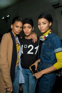 backstage-defile-max-mara-automne-hiver-2019-2020-milan-coulisses-26.thumb.jpg.3b8c31473921b9bafb53a6f2ad7a624e.jpg