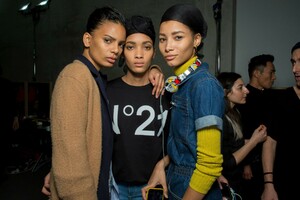 backstage-defile-max-mara-automne-hiver-2019-2020-milan-coulisses-27.thumb.jpg.22d66477f53aee1b232076bd4f38f207.jpg