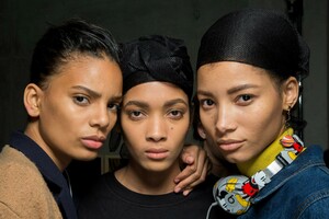 backstage-defile-max-mara-automne-hiver-2019-2020-milan-coulisses-28.thumb.jpg.30d0788d45c21c62a447b767e50fd9fb.jpg