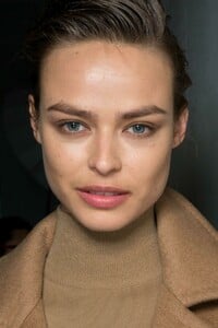 backstage-defile-max-mara-automne-hiver-2019-2020-milan-coulisses-50.thumb.jpg.c11156649094594ece04fa5764580c2f.jpg