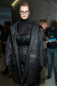 backstage-defile-max-mara-automne-hiver-2019-2020-milan-coulisses-59.thumb.jpg.0ad0a3581abf6d2674aa21228dcc0701.jpg