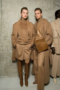 backstage-defile-max-mara-automne-hiver-2019-2020-milan-coulisses-7.thumb.jpg.6053282b1a9ed095b19f22ce87fb50d5.jpg