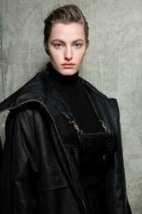 backstage-defile-max-mara-automne-hiver-2019-2020-milan-coulisses-74.thumb.jpg.718d0dd7f135425e75f3a1a4a52226d2.jpg