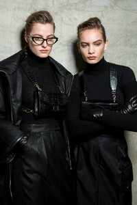 backstage-defile-max-mara-automne-hiver-2019-2020-milan-coulisses-78.thumb.jpg.1405f78a86605cdf2e033262423193bc.jpg