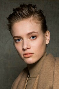 backstage-defile-max-mara-automne-hiver-2019-2020-milan-coulisses-9.thumb.jpg.6491e1f8d8fbf318d93fb997735c2ee8.jpg