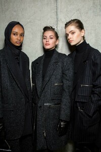 backstage-defile-max-mara-automne-hiver-2019-2020-milan-coulisses-92.thumb.jpg.0eef32b29ea827e06e6623b52e79166a.jpg